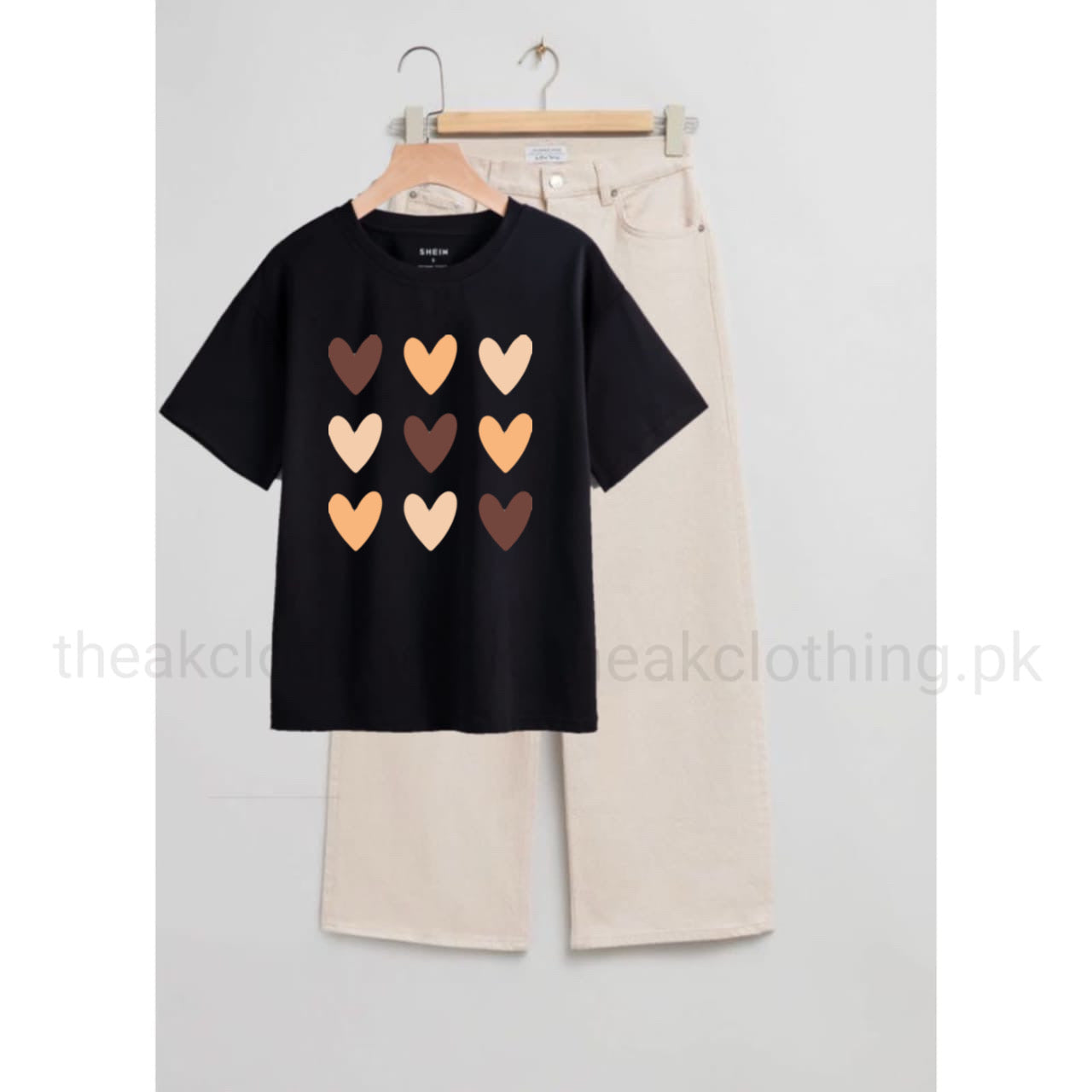 Beige wide leg jeans + Black tshirt Multi hearts