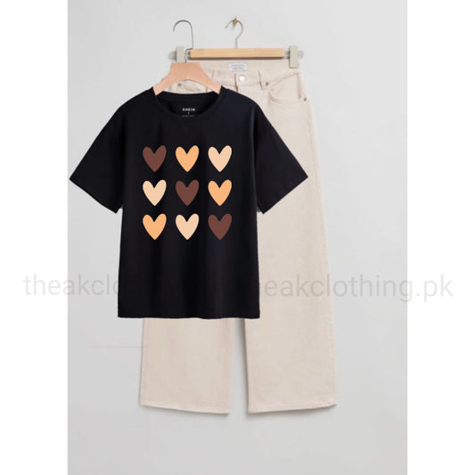 Beige wide leg jeans + Black  tshirt Multi hearts